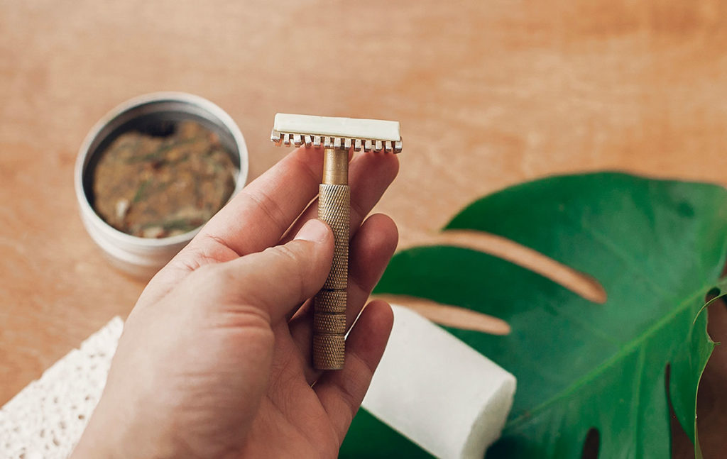 Rasoir de sûreté à peigne ouvert pour les poils durs