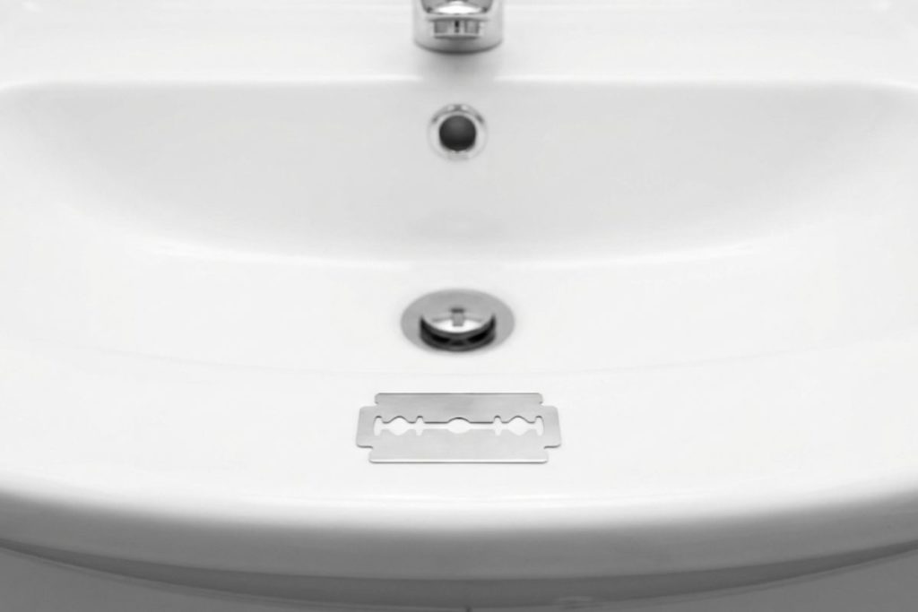 Bouton après le rasage : les remèdes naturels pour sauvez votre peau 2 Lame de rasoir de sûreté