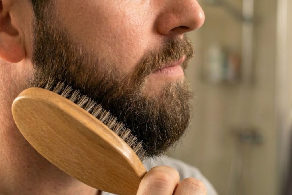 Comment faire pousser la barbe quand on en a pas ? 4 brosser barbe