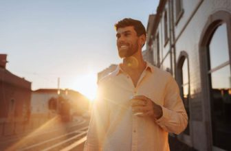 La barbe et le sourire : le duo secret des hommes vraiment soignés