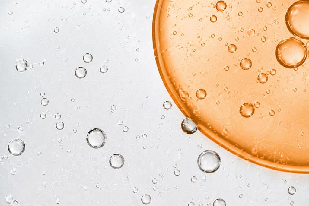 la vitamine c et l’acide hyaluronique