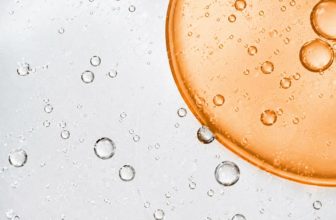 la vitamine c et l’acide hyaluronique