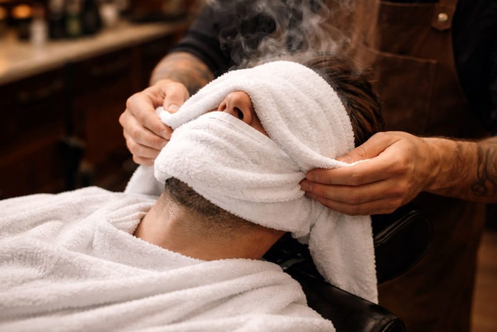 Rasage à blanc : comment obtenir une peau lisse ? 4 serviette chaude rasage