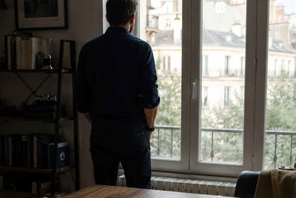 Blog beauté homme 7 Homme qui observe à travers la fenêtre à l'horizon