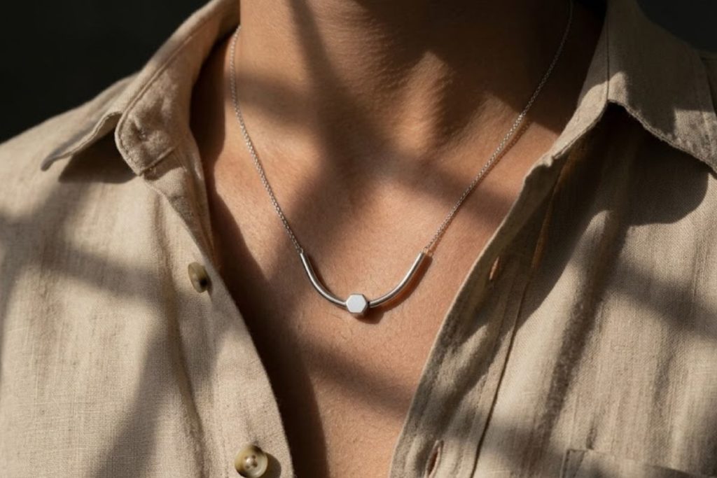 Comment choisir et porter un collier pour homme selon son style et sa morphologie ? 2 collier homme 1
