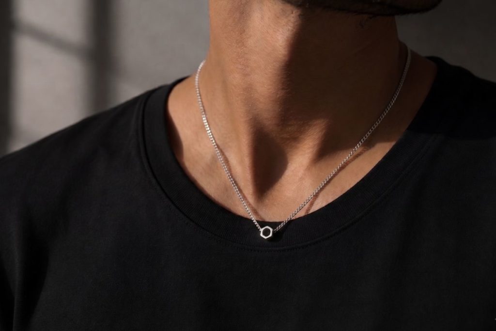 Comment choisir et porter un collier pour homme selon son style et sa morphologie ? 1 collier homme