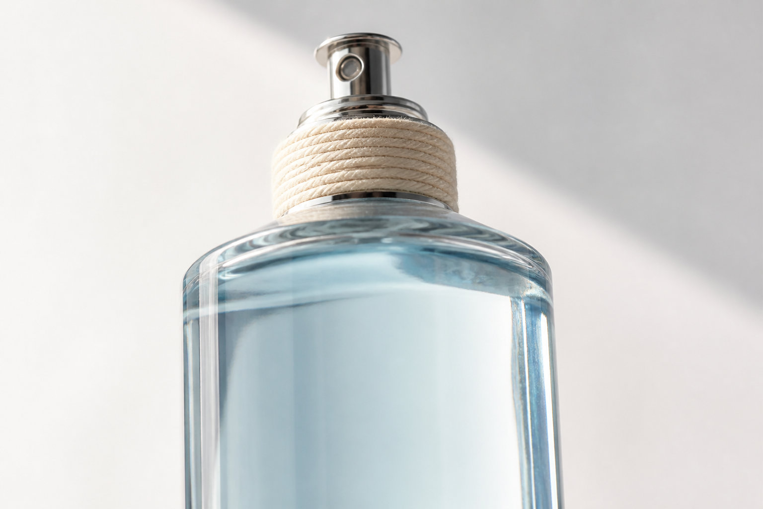Les meilleurs parfums marin pour homme pour une fraîcheur intense : nos préférés. 4 Sailing Day de Replica : le grand bleu en flacon pour les nostalgiques