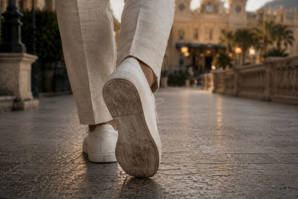 Comment s'habiller pour aller au casino : le guide pour les hommes 2 Sneakers blanches