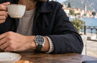 Montre avec bracelet en caoutchouc noir