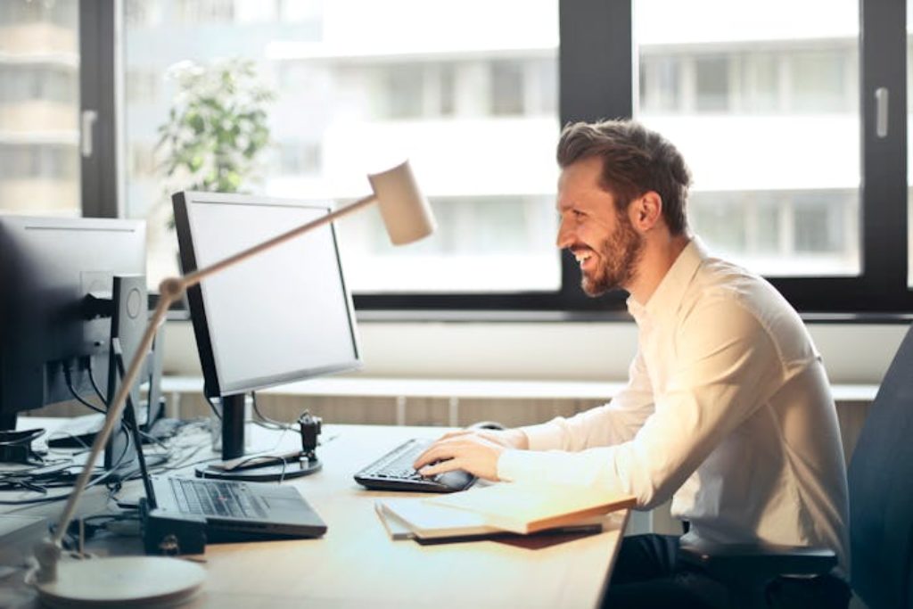 Protéger ses documents PDF avant diffusion : les bonnes pratiques 1 Un homme devant un PC