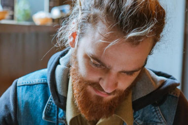 Pourquoi les hommes ont des poils de barbe roux ?