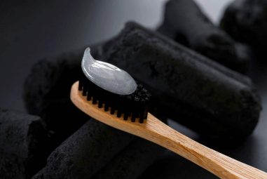 Dentifrice au charbon : bienfaits et points de vigilance
