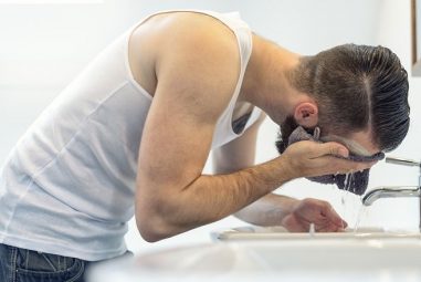Gommage visage pour homme : un soin essentiel !