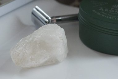 Pourquoi utilise-t-on de la pierre d’alun après le rasage ?